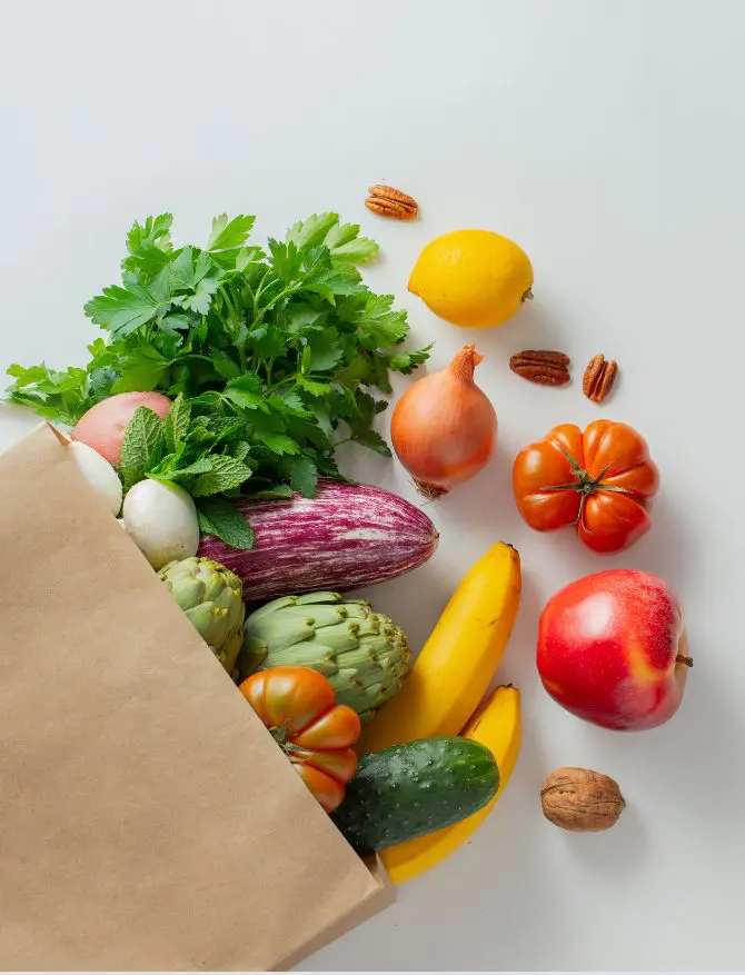 Alimentos frescos que representan los menús incluidos en el plan mensual